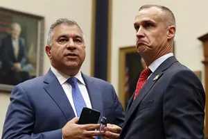 Ông Corey Lewandowski (phải) - người quản lý chiến dịch tranh cử tổng thống năm 2016 của ông Trump - và cấp phó của ông Lewandowski là ông David Bossie (trái). Ảnh: AP