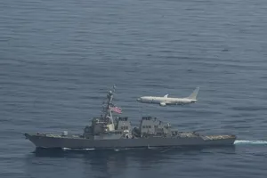 Tàu khu trục USS Donald Cook và máy bay P-8A của Mỹ diễn tập ở Biển Đen. Ảnh: TWITTER