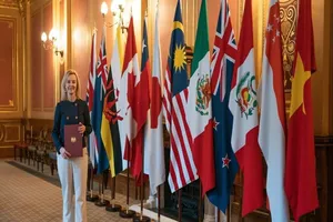 Bộ trưởng Thương mại Quốc tế Anh Liz Truss cầm trên tay đơn nộp gia nhập CPTPP. Ảnh: NIKKEI ASIA