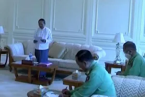 Quyền Tổng thống mới được chỉ định, ông Myint Swe gặp các tướng lĩnh cấp cao của quân đội Myanmar hôm 1-2. Ảnh: SKY NEWS