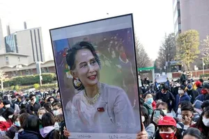 Một người biểu tình cầm bức ảnh của bà Aung San Suu Kyi trong cuộc biểu tình bên ngoài đại sứ quán Myanmar ở Bangkok.