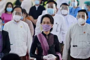 Cố vấn Nhà nước, Chủ tịch đảng liên đoàn Quốc gia vì Dân chủ (NLD) Aung San Suu Kyi.