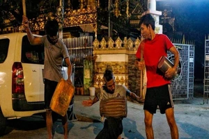 Người dân Myanmar "khua chiêng gõ trống" phản đối chính biến. Ảnh: AFP