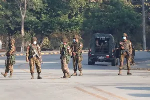 Binh sĩ Myanmar xuất hiện trên đường phố thủ đô Naypyitaw sau cuộc đảo chính ngày 1-2. Ảnh: AP