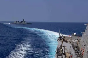 Tàu khu trục USS Mustin của Mỹ đi qua eo biển Đài Loan. Ảnh: MILITARY LEAK. 