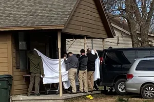 Cảnh sát phong tỏa và tiến hành khám nghiệm hiện trường vụ xả súng ngày 2-2 ở bang Oklahoma.