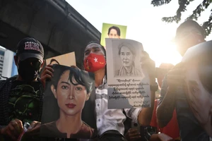 Người dân biểu tình ủng hộ bà Aung San Suu Kyi. Ảnh: Lauren Decicca/GETTY IMAGES.