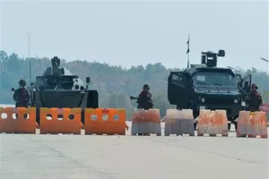 Binh sỹ Myanmar gác tại chốt kiểm soát ở Thủ đô Naypyidaw, Myanmar. Ảnh: AFP