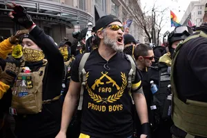 Thành viên nhóm Proud Boys tham gia biểu tình cho Tổng thống Mỹ Donald Trump ngày 12-12-2020 tại Washington D.C. Ảnh: THE WASHINGTON POST