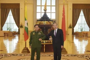 Tổng Tư lệnh quân đội Myanmar - tướng Min Aung Hlaing (trái) và Bộ trưởng Ngoại giao Trung Quốc Vương Nghị. Ảnh: AP