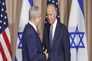 Tổng thống Mỹ Joe Biden (phải) và Thủ tướng Israel Benjamin Netanyahu (trái). Ảnh: AP