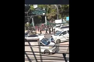 Ảnh chụp màn hình 1 video trên mạng xã hội Twitter về cuộc biểu tình ở thị trấn Myawaddy (Myanmar) hôm 7-2.