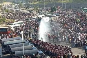  Cảnh sát Myanmar dùng vòi rồng trấn áp người biểu tình. Ảnh: AP