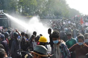 Cảnh sát Myanmar phun vòi rồng vào đám đông biểu tình. Ảnh: AFP