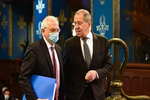 Đại diện cấp cao EU Josep Borrell (trái) gặp gỡ Ngoại trưởng Nga Sergei Lavrov hôm 5-2 tại Moscow.