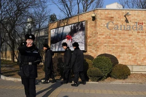 Cảnh sát Trung Quốc tuần tra Đại sứ quán Canada ở Trung Quốc ngày hồi năm 2018. Ảnh: AFP