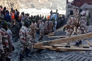 Các lực lượng cứu hộ đang nỗ lực tìm kiếm những người mất tích sau trận lũ quét hôm 7-2 ở bang Uttarakhand (Ấn Độ). Ảnh: THE INDIAN EXPRESS