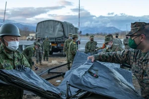 Lực lượng Phòng vệ Mặt đất của Nhật Bản và Thủy quân lục chiến Mỹ. Ảnh: KYODO