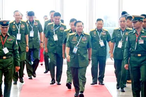 Tổng Tư lệnh quân đội Myanmar - ông Min Aung Hlaing (giữa) cùng một số tướng lĩnh quân đội khác tham gia một sự kiện ở thủ đô Naypyidaw hồi tháng 7-2020. Ảnh: AP 