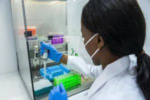 Một kỹ thuật viên phòng thí nghiệm ở thành phố Johannesburg, Nam Phi. Ảnh: BLOOMBERG 