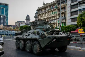 Xe bọc thép xuất hiện tại thành phố Yangon hôm 14-2. Ảnh: GETTY IMAGES