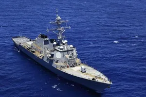 Tàu khu trục Mỹ đi ngang Trường Sa, thách thức Trung Quốc
