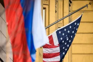 Quốc kỳ Nga (trái) và quốc kỳ Mỹ.