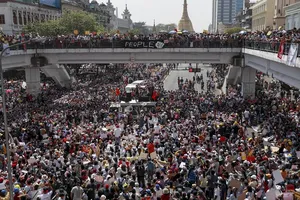 Người biểu tình tập trung biểu tình gần trung tâm cố đô Yangon trong ngày 17-2. Ảnh: AP