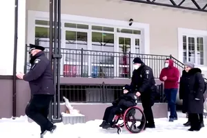 Cậu bé Oleksandr Andriychuk được đưa ra xe tham gia tuần tra cùng các sĩ quan cảnh sát TP Chernivtsi (Ukraine) hôm 15-2. Ảnh chụp màn hình SHPALTA.MEDIA