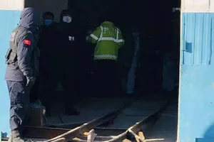 Lực lượng cứu hộ tiếp cận cửa hầm Tào Gia Oa. Ảnh: NEWS.E23.CN