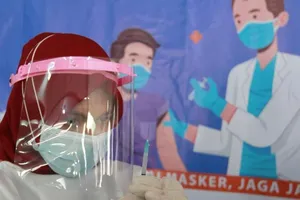 Một nhân viên y tế chuẩn bị tiêm vaccine Sinovac tại Indonesia. Ảnh: REUTERS