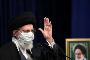 Lãnh tụ tối cao Iran Ayatollah Ali Khamenei đeo khẩu trang trong một bài phát biểu trực tuyến tại Tehran, ngày 17-2.