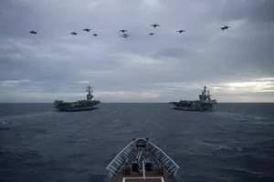 Hai nhóm tác chiến tàu sân bay Mỹ cùng hiện diện tại Biển Đông ngày 9-2. Ảnh: HẢI QUÂN MỸ