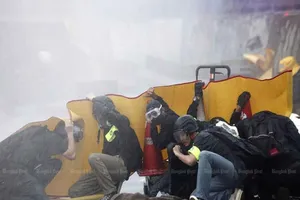 Một nhóm người biểu tình đụng độ với cảnh sát chống bạo động gần tòa nhà quốc hội vào tháng 11-2020.