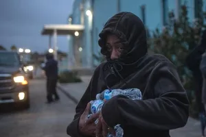 Người dân thu gom nước đóng chai ở thành phố Galveston, Texas.