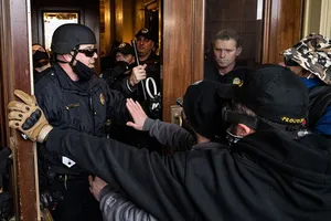 Các cảnh sát tại Điện Capitol cố gắng ngăn người biểu tình quá khích xông vào Tòa nhà Quốc hội Mỹ hôm 6-1. Ảnh: POLITICO