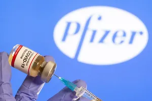 Giám đốc Pfizer nói sẽ tăng gấp đôi nguồn cung vaccine COVID-19 cho Mỹ. Ảnh: REUTERS