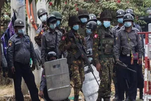 Quân đội Myanmar cầm súng kiềm chế người biểu tình ở TP Mandalay, Myanmar. Ảnh: AFP