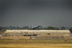 Một máy bay F-16 của quân đội Iraq cất cánh từ căn cứ Balad hồi tháng 6-2019. Ảnh: US AIR FORCE