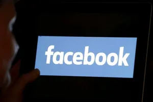 Facebook xóa bỏ trang chính của quân đội Myanmar. Ảnh: REUTERS