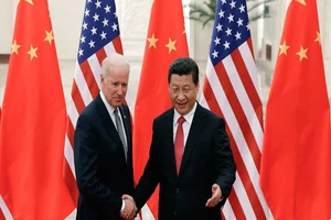 Chủ tịch Trung Quốc Tập Cận Bình (phải) bắt tay Tổng thống Mỹ Joe Biden (trái). Ảnh: AP