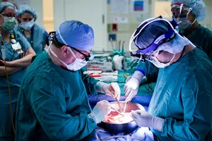 Ảnh minh họa - Một ca phẫu thuật ghép mô, tạng ở Mỹ. Ảnh: CRAIN'S DETROIT BUSINESS