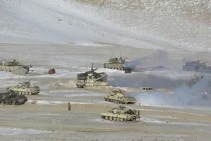 Xe tăng quân sự Ấn Độ và Trung Quốc rút khỏi các cứ điểm quanh hồ hồ Pangong hôm 18-2. Ảnh: Quân đội Ấn Độ/AP 