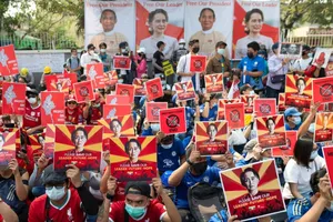 Người dân Myanmar xuống đường biểu tình ở TP Yangon ngày 21-2. Ảnh: REUTERS