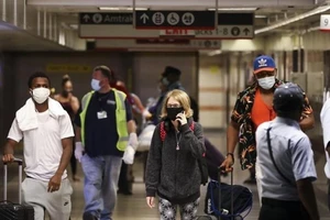 Người dân Mỹ đeo khẩu trang phòng ngừa dịch COVID-19 tại nhà ga Penn ở New York, Mỹ, ngày 6-8-2020.