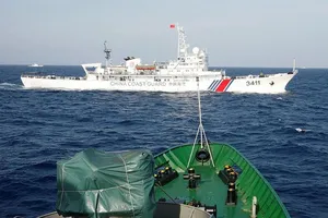 Một tàu hải cảnh Trung Quốc gần tàu Cảnh sát biển Việt Nam trên Biển Đông tháng 5-2014. Ảnh: REUTERS