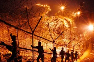 Binh lính Hàn Quốc tuần tra dọc hàng rào biên giới ở Khu Phi quân sự (DMZ). Ảnh: AP