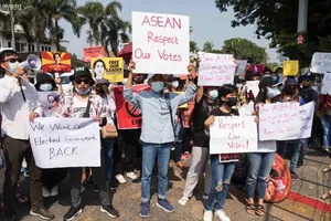 Người biểu tình Myanmar tuần hành với biểu ngữ kêu gọi tôn trọng kết quả bầu cử năm ngoái ở thủ đô Naypyitaw ngày 22-2. Ảnh: AP 