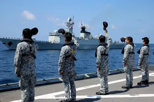 Hải quân Singapore vẫy chào một tàu khu trục của Trung Quốc. Ảnh: XINHUA