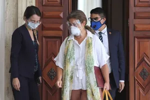 Trưởng Phái đoàn EU tại Venezuela, Đại sứ Isabel Brilhante Pedrosa rời phòng họp tại Trụ sở Bộ Ngoại giao Venezuela hôm 24-2. Ảnh: REUTERS